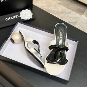 Классические шлепанцы CHANEL с жемчужн