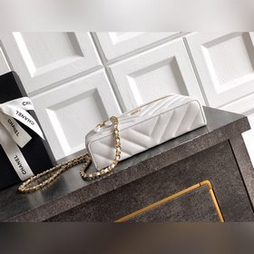 Молочно-белая сумка CHANEL 26SS LP с ц