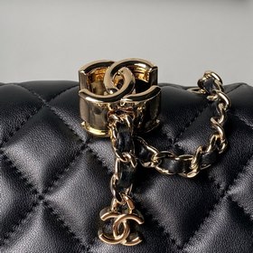 Светло-золотая сумка Chanel 26C с вели