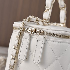 Сумка-коробка CHANEL с ручкой из цепоч