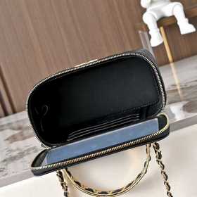 CHANEL 26P — черно-золотая кожаная сум