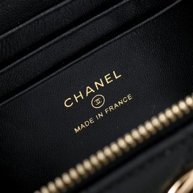 CHANEL 26P — черно-золотая кожаная сум
