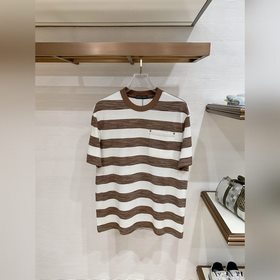 Новая модель футболки с круглым вырезо