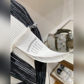 Новая модель футболки с круглым вырезо