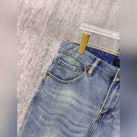 Fendi： новейшая модель джинсов из колл