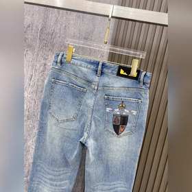 Fendi： новейшая модель джинсов из колл