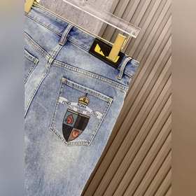 Fendi： новейшая модель джинсов из колл