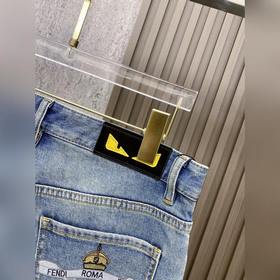 Fendi： новейшая модель джинсов из колл