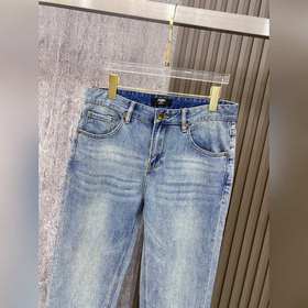Fendi： новейшая модель джинсов из колл