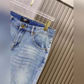Fendi： новейшая модель джинсов из колл