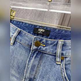 Fendi： новейшая модель джинсов из колл