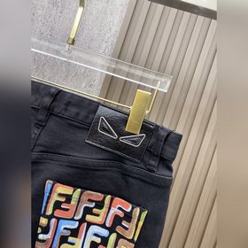 Fendi： новейшая модель джинсов из колл