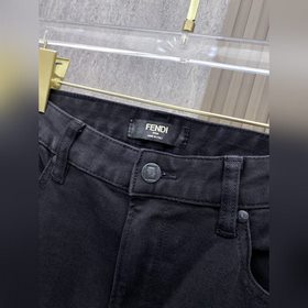 Fendi： новейшая модель джинсов из колл