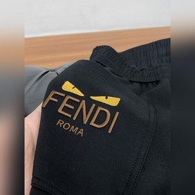 Новые модели в фирменном магазине Fend