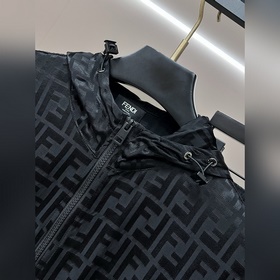 Новая весенняя коллекция Fendi： компле