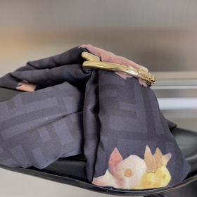 Топовая версия： пара сандалий Fendi 
