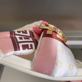 Топовая версия： пара сандалий Fendi 
