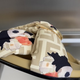 Топовая версия： пара сандалий Fendi 