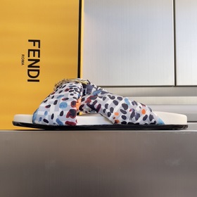 Топовая версия： пара сандалий Fendi