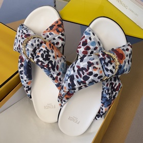 Топовая версия： пара сандалий Fendi 