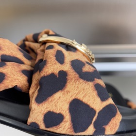 Топовая версия： пара сандалий Fendi 