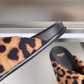 Топовая версия： пара сандалий Fendi 