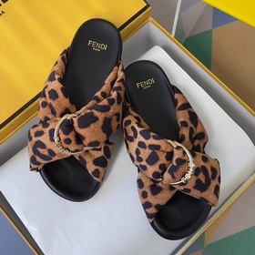 Топовая версия： пара сандалий Fendi 