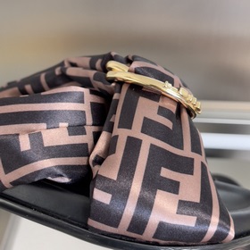 Топовая версия： пара сандалий Fendi 