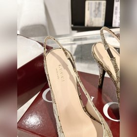 Эти туфли на высоком каблуке с бриллиа