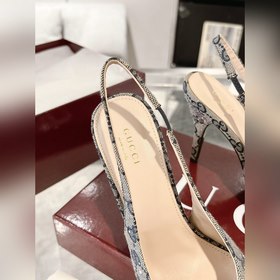 Эти туфли на высоком каблуке с бриллиа