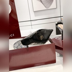 Эти туфли на высоком каблуке с бриллиа