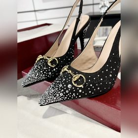 Эти туфли на высоком каблуке с бриллиа