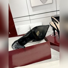 Эти туфли на высоком каблуке с бриллиа