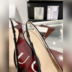 Эти туфли на высоком каблуке с бриллиа