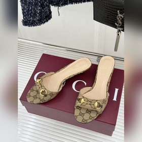 Классические ботильоны Gucci с застежк