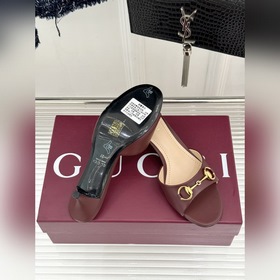 Классические ботильоны Gucci с застежк