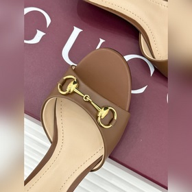 Классические ботильоны Gucci с застежк