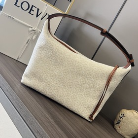 Сумка Loewe Cubi Anagram — это вместит