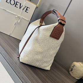 Сумка Loewe Cubi Anagram — это вместит