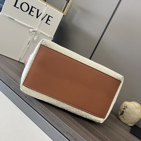 Сумка Loewe Cubi Anagram — это вместит