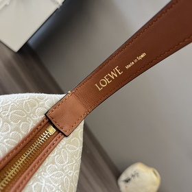 Сумка Loewe Cubi Anagram — это вместит