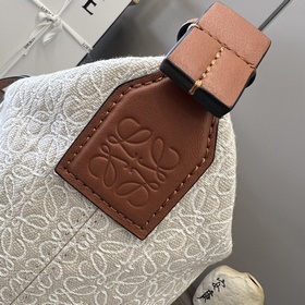 Сумка Loewe Cubi Anagram — это вместит
