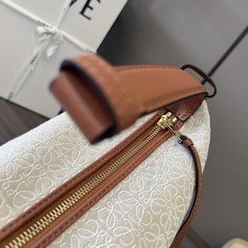 Сумка Loewe Cubi Anagram — это вместит