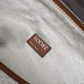Сумка Loewe Cubi Anagram — это вместит