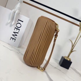 Loewe  Новая модель： маленькая сумка-