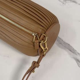 Loewe  Новая модель： маленькая сумка-
