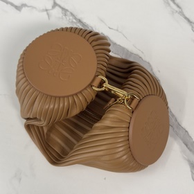 Loewe  Новая модель： маленькая сумка-
