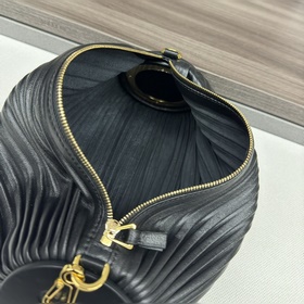 Loewe  Новая модель： маленькая сумка-