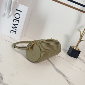 Loewe  Новая модель： маленькая сумка-
