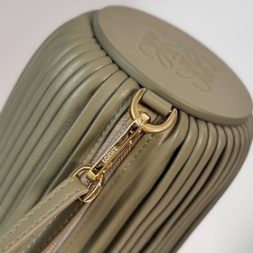 Loewe  Новая модель： маленькая сумка-